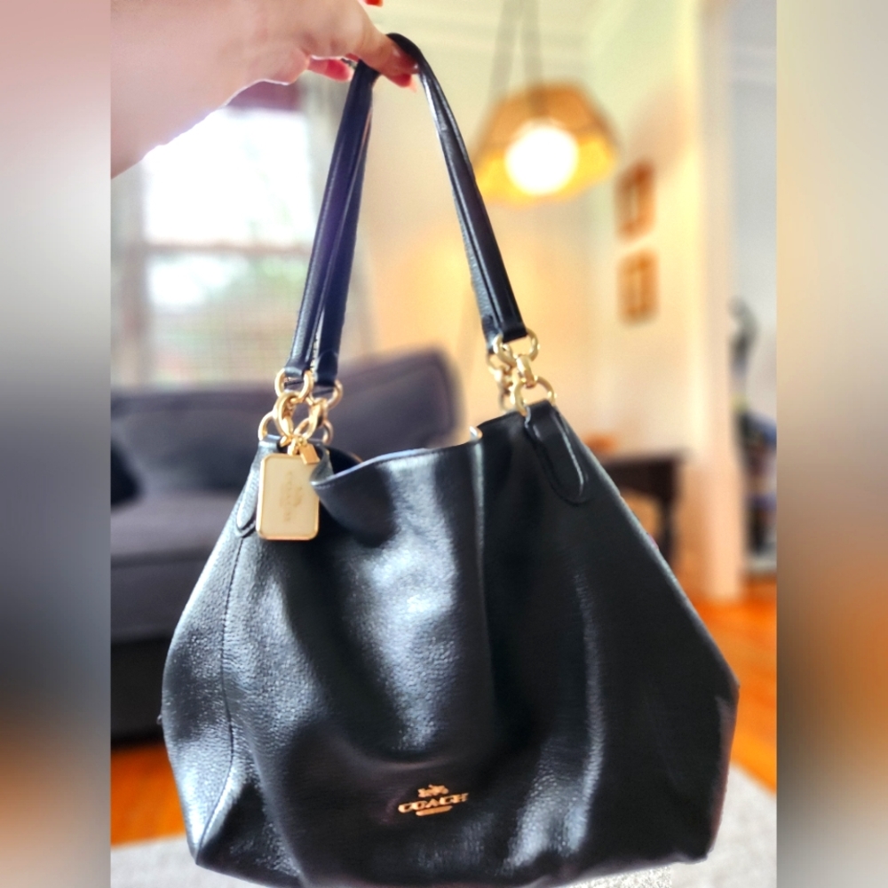 Coach Hallie Shoulded Bag in Pebbled black